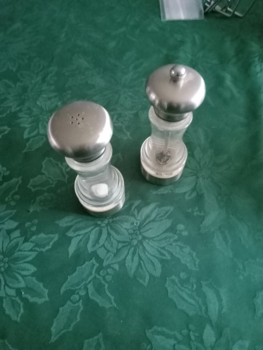 Pair of glass salt and pepper grinder no issues